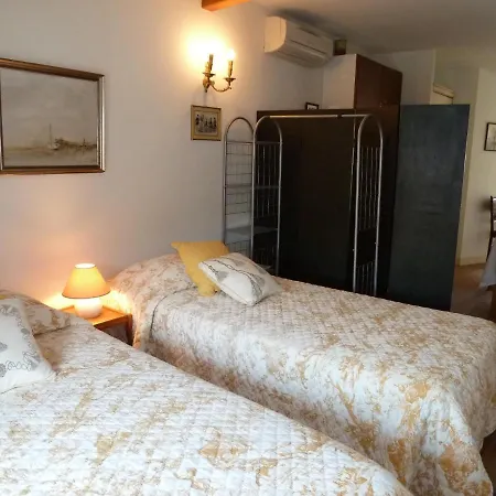 La Maison De Velours Bed & Breakfast