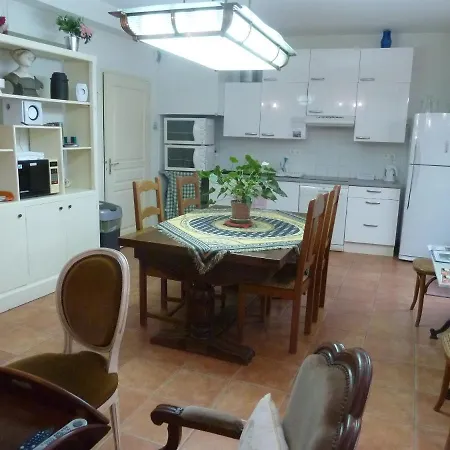 La Maison De Velours Bed & Breakfast